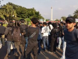 Usai Demo di Gedung DPR, Reza Rahadian Lanjut Ikut Aksi Kamisan di Depan Istana Negara