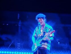 Bruno Mars Pamer Skill Gitar saat Konser di Jakarta